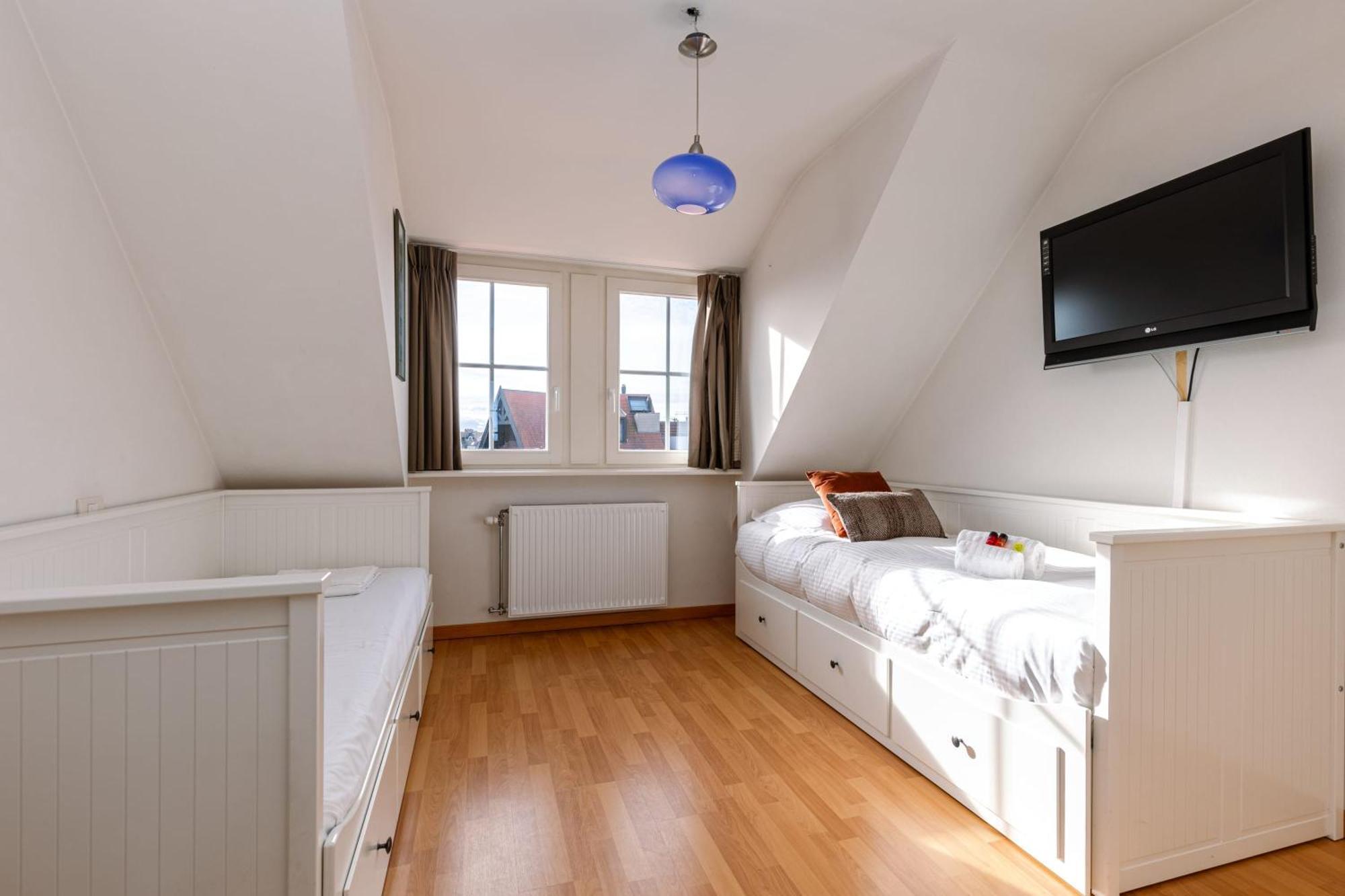 Charming Spacious Duplex Apt With Private Parking In Knokke Appartement Buitenkant foto
